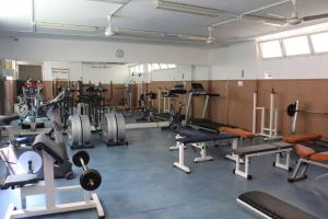 哈维亚Javea Holydays的健身房,配有一系列跑步机和机器