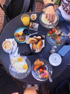 特拉维夫A23精品酒店 的一张桌子,上面放着早餐盘