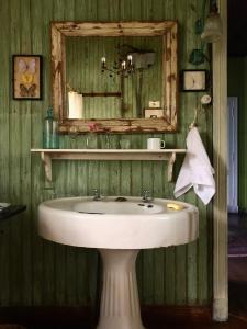 蒂格雷La Verdosa的浴室设有白色水槽和镜子