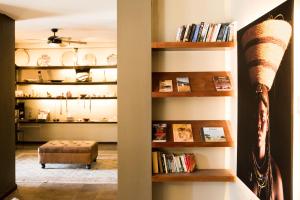 温特和克橄榄园宾馆的客厅设有书架和书架