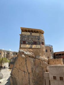 MisfāhHissen Al-Misfah的岩石边的建筑物