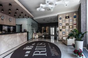 利沃夫Rius Hotel Lviv的大堂设有酒吧和餐厅