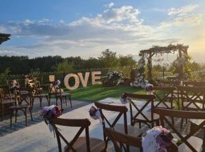 莱什顿赖斯登斯基莱酒店的背景中一排带有爱情标志的椅子