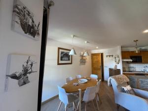 阿克1950ARC 1950 Appartement de Standing rénové avec vue sur le Mont Blanc - Paradiski 5 Cristaux的用餐室以及带桌椅的厨房。