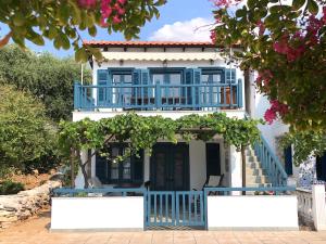 斯卡拉卡里拉奇斯SAIL house的蓝色和白色的房子设有阳台
