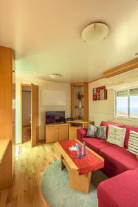 San Juan de la RamblaCasa Lanzarote的客厅配有红色的沙发和桌子