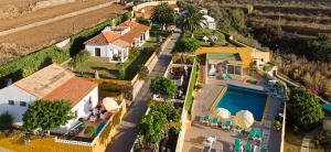 San Juan de la RamblaCasa Lanzarote的享有带游泳池的房屋的空中景致