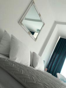 苏博蒂察Centrum的床上的镜子和枕头