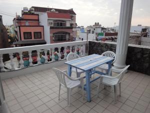 垦丁大街垦丁福乐渡假饭店 的阳台上配有蓝色的桌椅