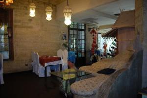 开罗尼罗扎马雷克酒店的客厅配有沙发和桌子