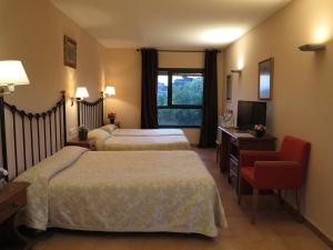 别尔赫埃拉康特酒店的酒店客房设有两张床和电视。