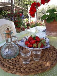 MitrópolisPhaistos Country House的桌子,上面有一盘草莓和一杯水