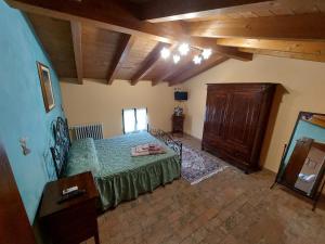 CampitelloCorte Ventaglio的一间带一张床的卧室,位于带木制天花板的房间内