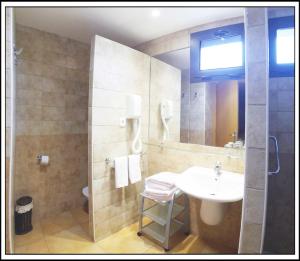 别尔赫埃拉康特酒店的一间带水槽和淋浴的浴室