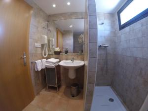 别尔赫埃拉康特酒店的一间带水槽和淋浴的浴室
