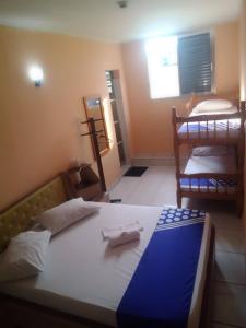 圣保罗OYO Hotel Macedo的一间卧室设有两张双层床和一扇窗户。