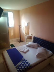圣保罗OYO Hotel Macedo的一间位于客房内的卧室,配有蓝色和白色的床