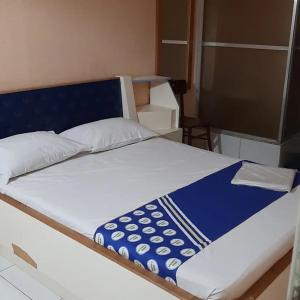 圣保罗OYO Hotel Macedo的床上有蓝色和白色的毯子