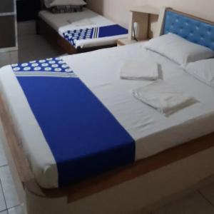 圣保罗OYO Hotel Macedo的蓝色和白色的客房内的两张床