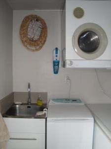 汉密尔顿英国都铎老屋旅馆的一间带水槽和冰箱的小厨房