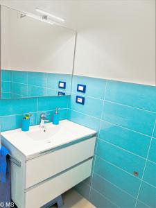 皮特拉利古Pietra Home, posto auto, AC ,WIFI, 150mt dal mare的蓝色的浴室设有水槽和镜子