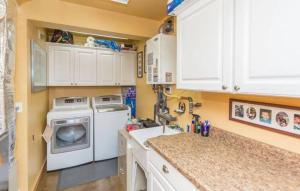 普雷斯科特Chalet 5 Aspens, Your Exclusive High Country Escape的厨房配有洗衣机和水槽
