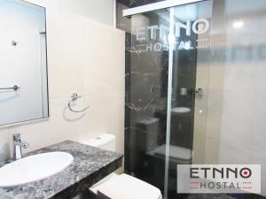 拉巴斯HOSTAL ETNNO的带淋浴、卫生间和盥洗盆的浴室