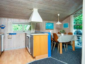 Two-Bedroom Holiday home in Oksbøl 10的厨房或小厨房