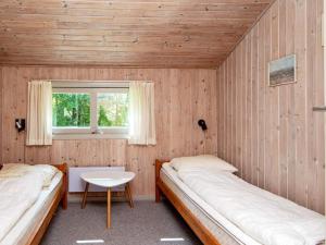 Two-Bedroom Holiday home in Oksbøl 10客房内的一张或多张床位