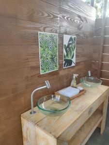布希奥斯Primitivo glamping buzios的浴室设有木桌上的两个盥洗盆