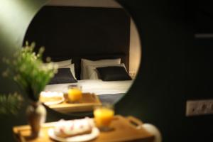 第比利斯Luxury inn的一间卧室配有一张床和一张桌子,餐桌上放着两盘食物