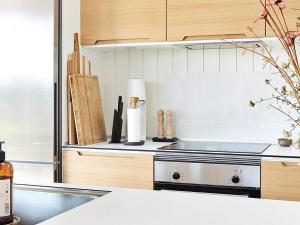 斯劳厄尔瑟8 person holiday home in Slagelse的厨房配有木制橱柜和炉灶烤箱。