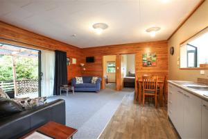 半月湾Kaka Retreat Motel, Stewart Island的客厅配有沙发和桌子
