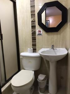 瓜亚基尔Hostal Bellagio的一间带卫生间、水槽和镜子的浴室