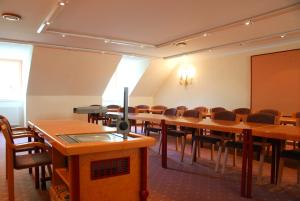 Laimbach am Ostrong施赖纳 - 达斯瓦德菲特尔酒店的一间会议室,配有木桌和椅子