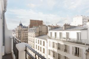 巴黎Hôtel 31 - Paris Tour Eiffel的从大楼的阳台上可欣赏到风景