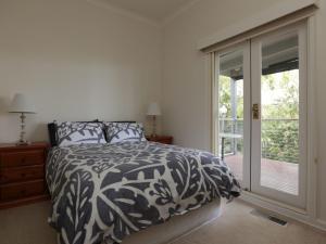 德罗马纳Bay Views On Browne的卧室设有黑白床和窗户。