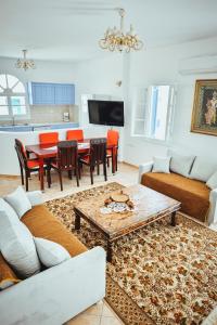 莫诺利索斯Villa Kocis的客厅配有沙发和桌子
