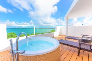 宫古岛Blue Ocean Hotel&Resort MIYAKOJIMA的海景阳台上设有浴缸。