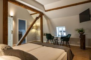 圣马丁Hotel zur Krone的卧室配有一张床和一张桌子及椅子