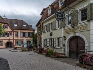 圣马丁Hotel zur Krone的一座有建筑的小镇上一条鹅卵石街道