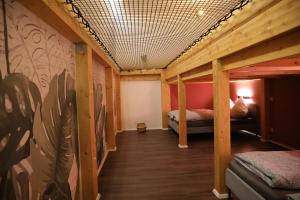 卡尔斯鲁厄Kabali and Kasamui的木屋内带两张床的房间