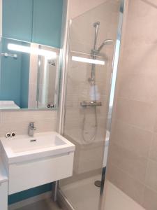奥尔良CasaCity Orléans Sud - 2 chambres - parking privé的带淋浴和盥洗盆的浴室