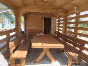 加格拉Lazurny的小木屋配有木桌和长凳