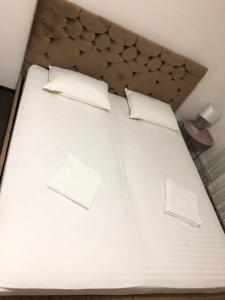 奥拉迪亚CONFORT GuestHouse的一张带两个枕头的大白色床