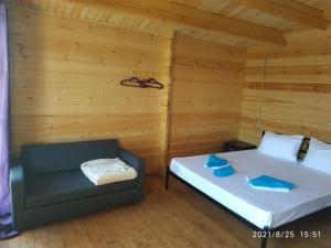 加格拉Lazurny的木墙客房 - 带两张床和一张沙发