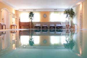 上施陶芬Hotel Allgäuer Hof的一个带桌椅的游泳池