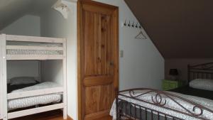 龙塞Renaixance的一间卧室设有两张双层床和一扇门