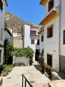 莫纳奇尔Casa rural Los Abuelos的城镇中一条小巷,有建筑