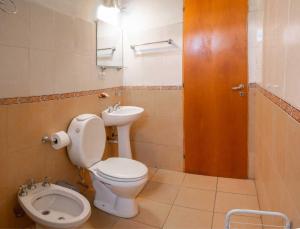 特来凡林卡瓦尼亚斯科斯塔德尔珀西山林小屋的一间带卫生间和水槽的浴室